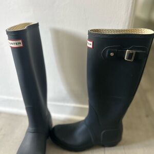 Hunter Dark Navy Tall Rain Boots. Size 6